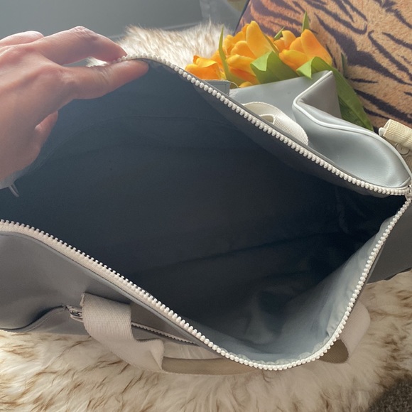 Used Lacoste travel/gym bag, normal sign of usage - Picture 6 of 13